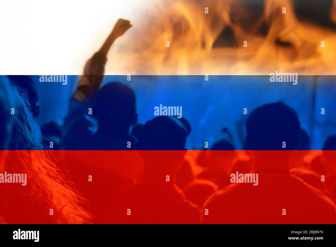 Das Konzept des Bürgerkriegs in Russland. PMK Wagner gegen die russische Armee. Prigozhin gegen Putin. Flagge. Demonstranten in Brand Stockfoto