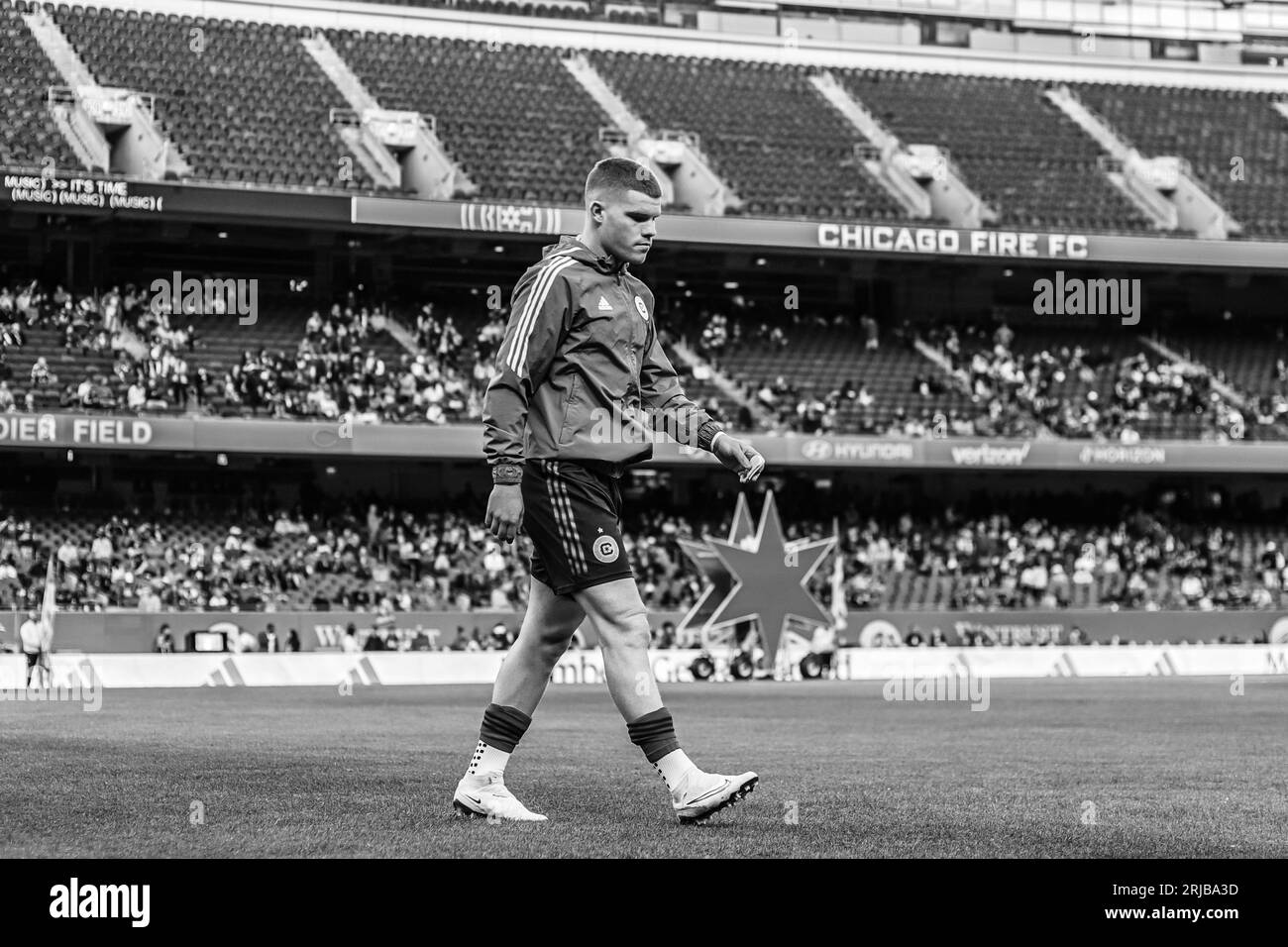 Chris Mueller #8 von Chicago Fire, der am 20. Mai 2023 vor einem Feuerspiel auf dem Soldier Field in Chicago zur Seitenlinie läuft. Stockfoto