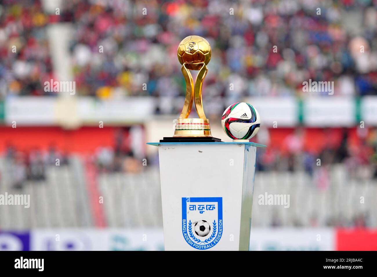 Die Trophäe des Banglabandhu Gold Cup findet im Halbfinalspiel zwischen Bangladesch und Thailand im Bangabandhu National Stadium, Dhaka, Bangla statt Stockfoto