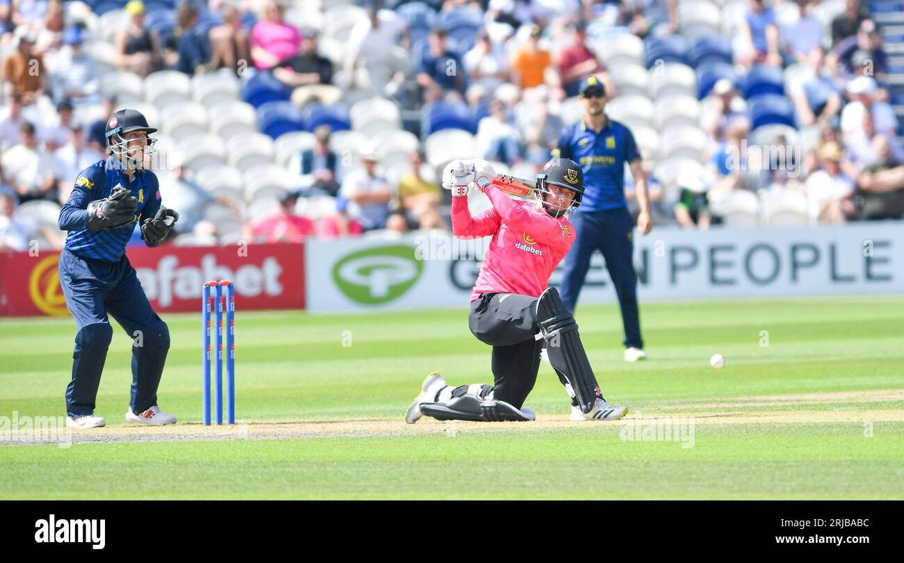 Hove UK 22 August 2023 - Tom Haines von Sussex Sharks wird für 55 Runs von der Bowlingbahn von Jake Lintott aus Warwickshire entlassen beobachtet von Wicket Keeper Kai Smith während ihres One Day Cup Cricket Matches auf dem 1 Central County Ground in Hove : Credit Simon Dack/TPI/Alamy Live News Stockfoto