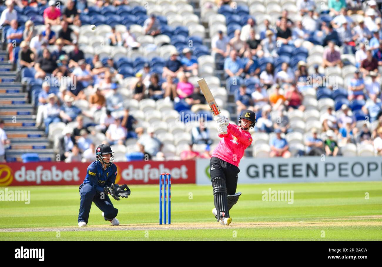 Hove UK 22. August 2023 - Tom Haines von Sussex Sharks zerschmettert den Ball bis an die Grenze gegen Warwickshire während ihres One Day Cup Cricket Matches auf dem 1st Central County Ground in Hove: Credit Simon Dack/TPI/Alamy Live News Stockfoto