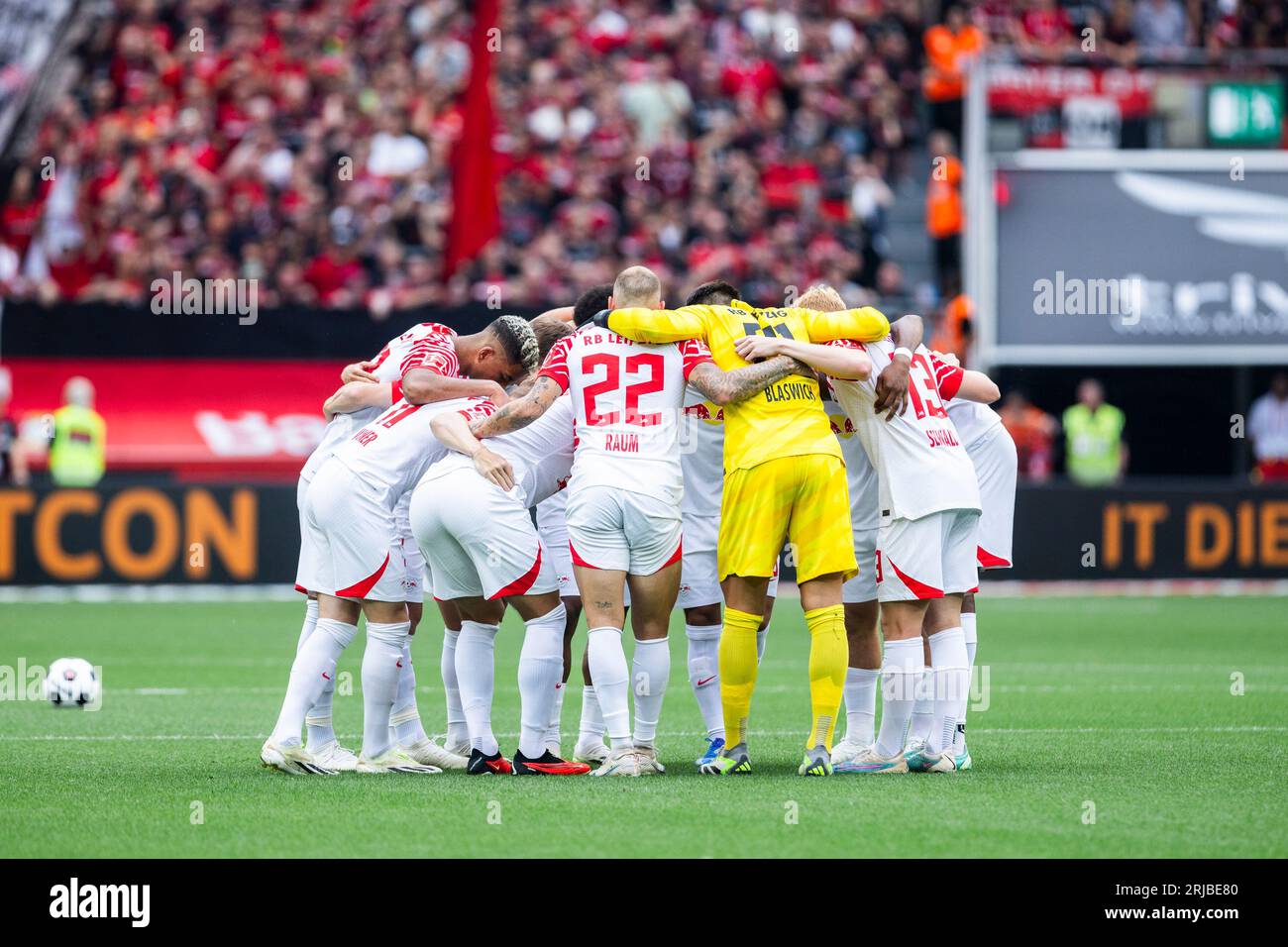 Leverkusen, BayArena, 19.08.23: Leipziger Mannschaft steht zusammen beim 1.Bundesliga Spiel Bayer 04 Leverkusen gegen RB Leipzig. Stockfoto