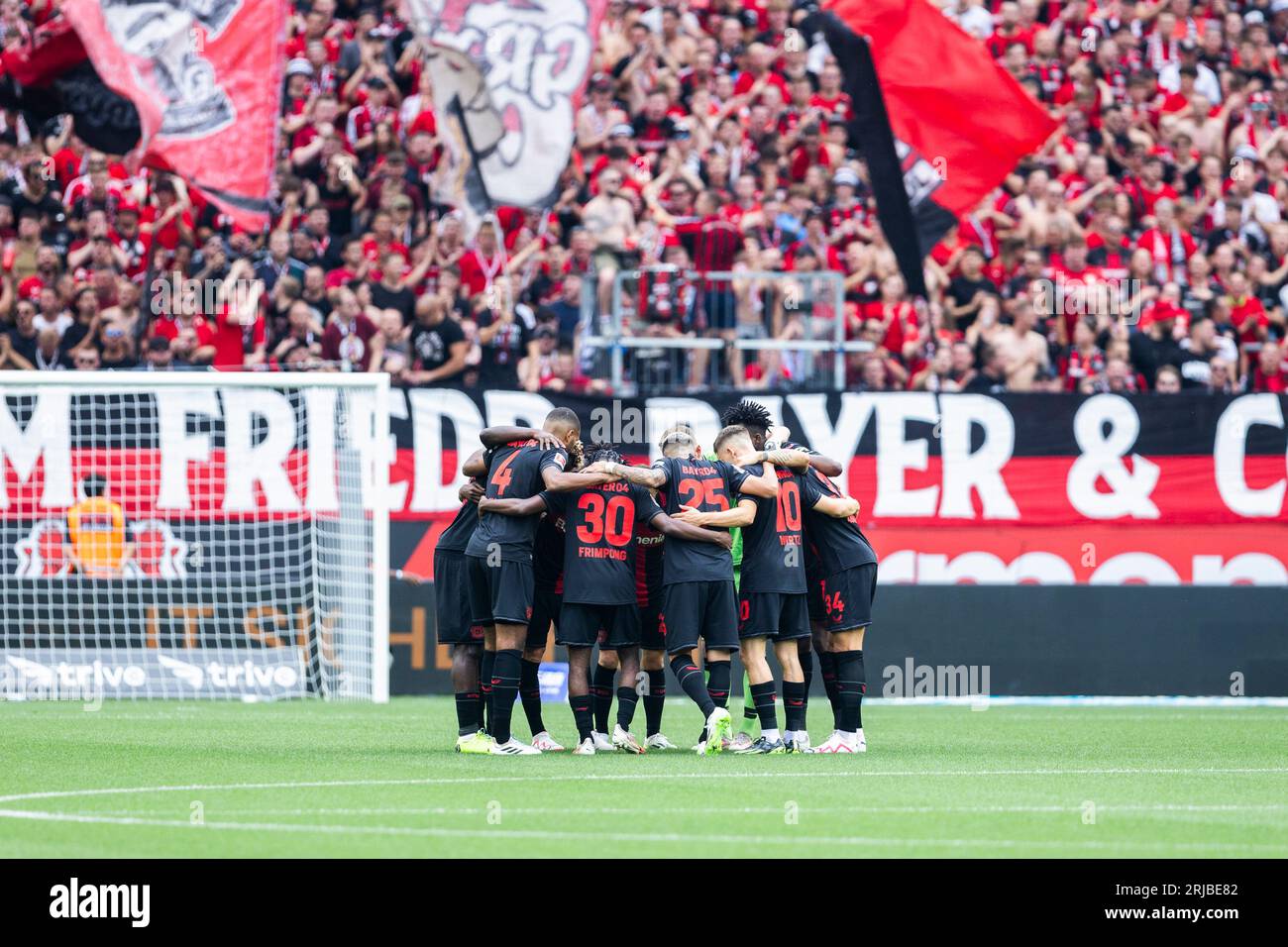 Leverkusen, BayArena, 19.08.23: Leverkusener Mannschaft steht zusammen beim 1.Bundesliga Spiel Bayer 04 Leverkusen gegen RB Leipzig. Stockfoto