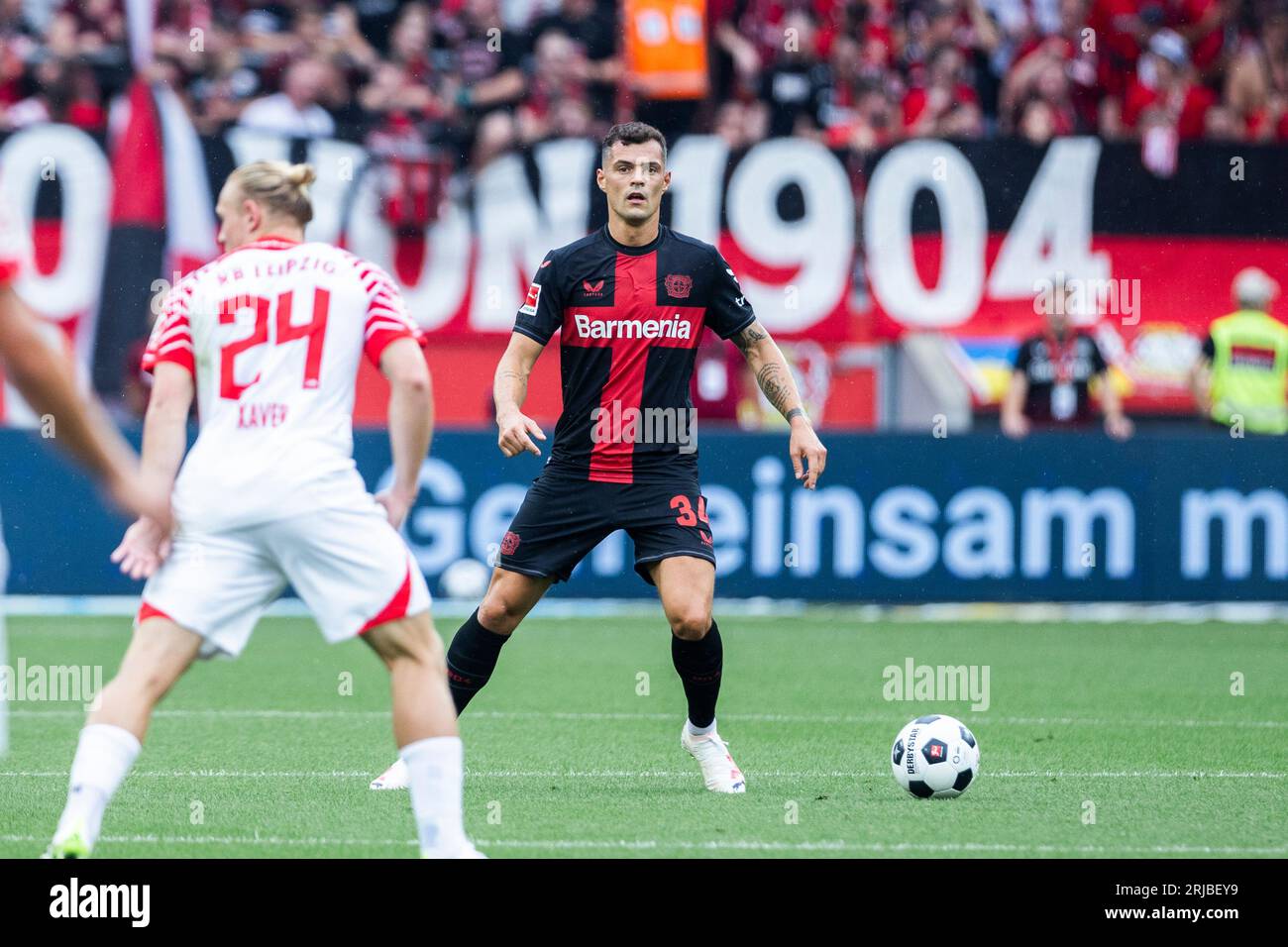 Leverkusen, BayArena, 19.08.23: Granit Xhaka (leverkusen) am Ball beim 1.Bundesliga Spiel Bayer 04 Leverkusen vs. RB Leipzig. Stockfoto