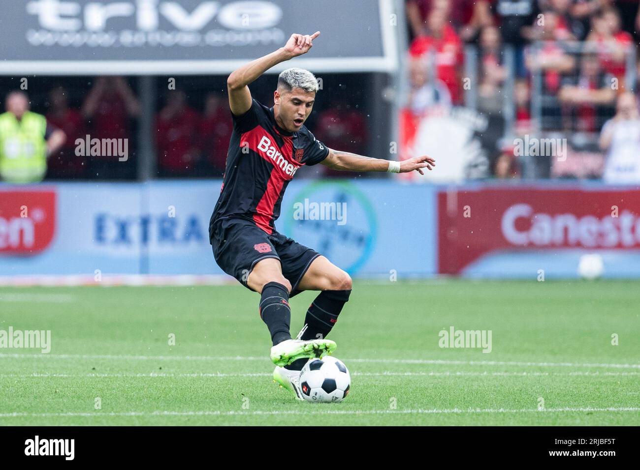 Leverkusen, BayArena, 19.08.23: Exequiel Palacios (Leverkusen) am Ball beim 1.Bundesliga Spiel Bayer 04 Leverkusen vs RB Leipzig. Stockfoto