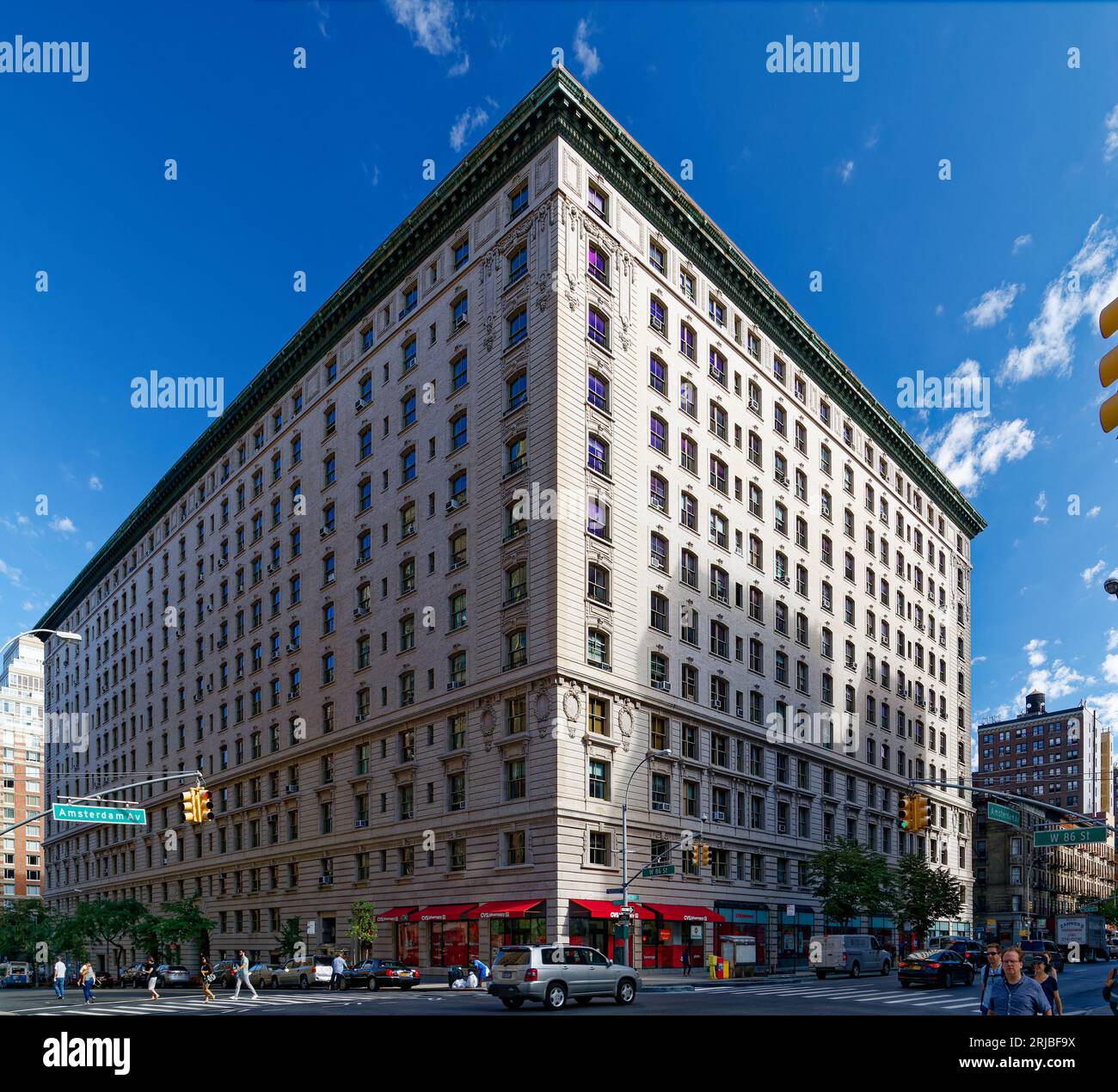 Upper West Side: New York City Wahrzeichen das Renaissance-Design der Belnord Apartments verfügt über einen kunstvollen Bogeneingang und einen begrünten Innenhof mit Springbrunnen. Stockfoto