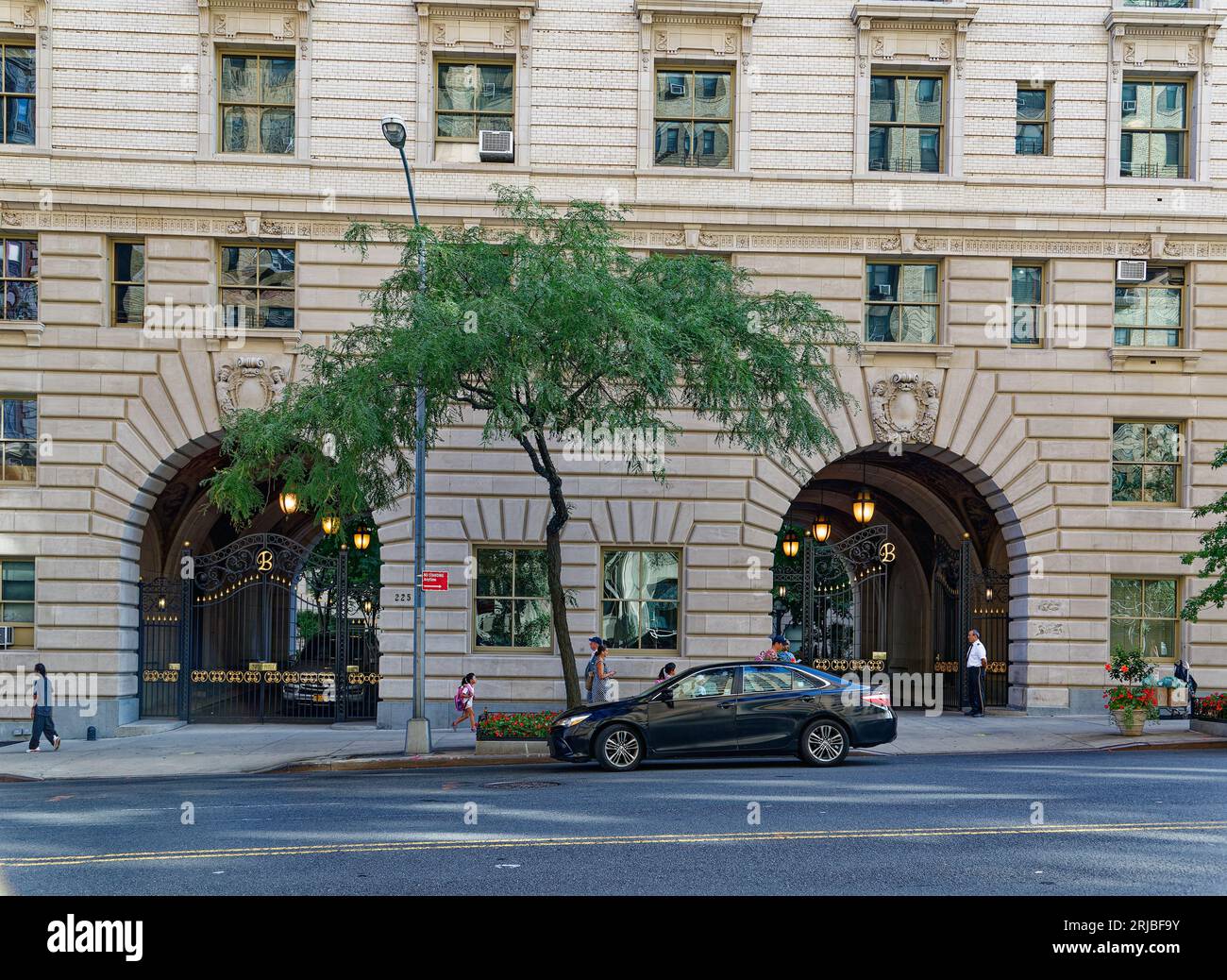 Upper West Side: New York City Wahrzeichen das Renaissance-Design der Belnord Apartments verfügt über einen kunstvollen Bogeneingang und einen begrünten Innenhof mit Springbrunnen. Stockfoto