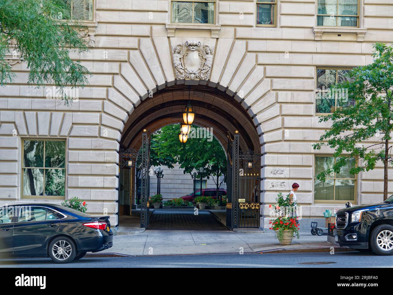 Upper West Side: New York City Wahrzeichen das Renaissance-Design der Belnord Apartments verfügt über einen kunstvollen Bogeneingang und einen begrünten Innenhof mit Springbrunnen. Stockfoto