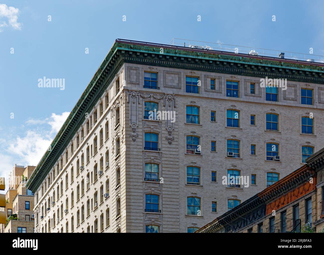Upper West Side: New York City Wahrzeichen das Renaissance-Design der Belnord Apartments verfügt über einen kunstvollen Bogeneingang und einen begrünten Innenhof mit Springbrunnen. Stockfoto