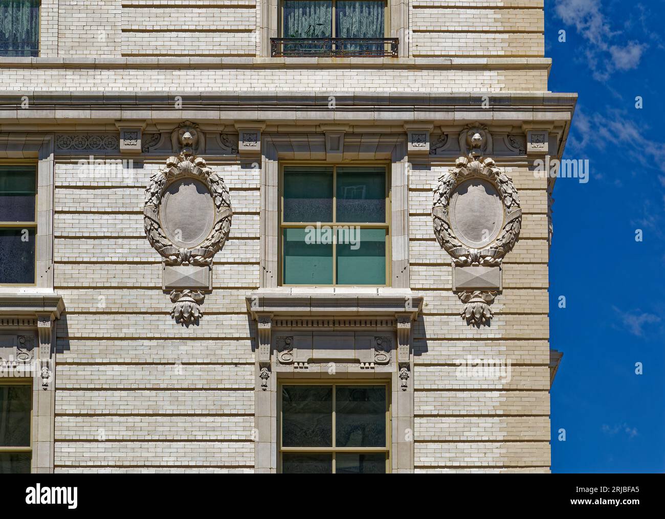 Upper West Side: New York City Wahrzeichen das Renaissance-Design der Belnord Apartments verfügt über einen kunstvollen Bogeneingang und einen begrünten Innenhof mit Springbrunnen. Stockfoto