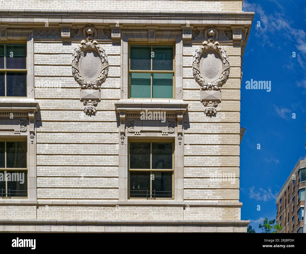 Upper West Side: New York City Wahrzeichen das Renaissance-Design der Belnord Apartments verfügt über einen kunstvollen Bogeneingang und einen begrünten Innenhof mit Springbrunnen. Stockfoto