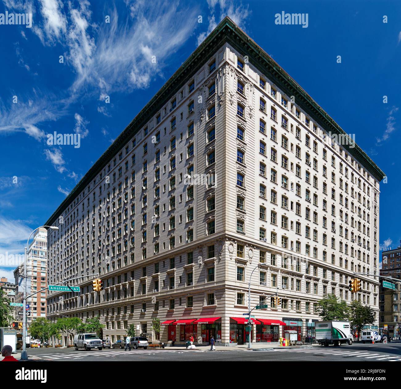 Upper West Side: New York City Wahrzeichen das Renaissance-Design der Belnord Apartments verfügt über einen kunstvollen Bogeneingang und einen begrünten Innenhof mit Springbrunnen. Stockfoto