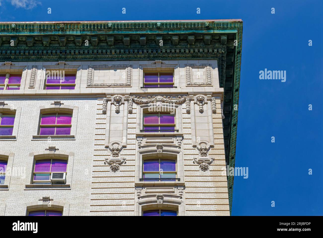 Upper West Side: New York City Wahrzeichen das Renaissance-Design der Belnord Apartments verfügt über einen kunstvollen Bogeneingang und einen begrünten Innenhof mit Springbrunnen. Stockfoto