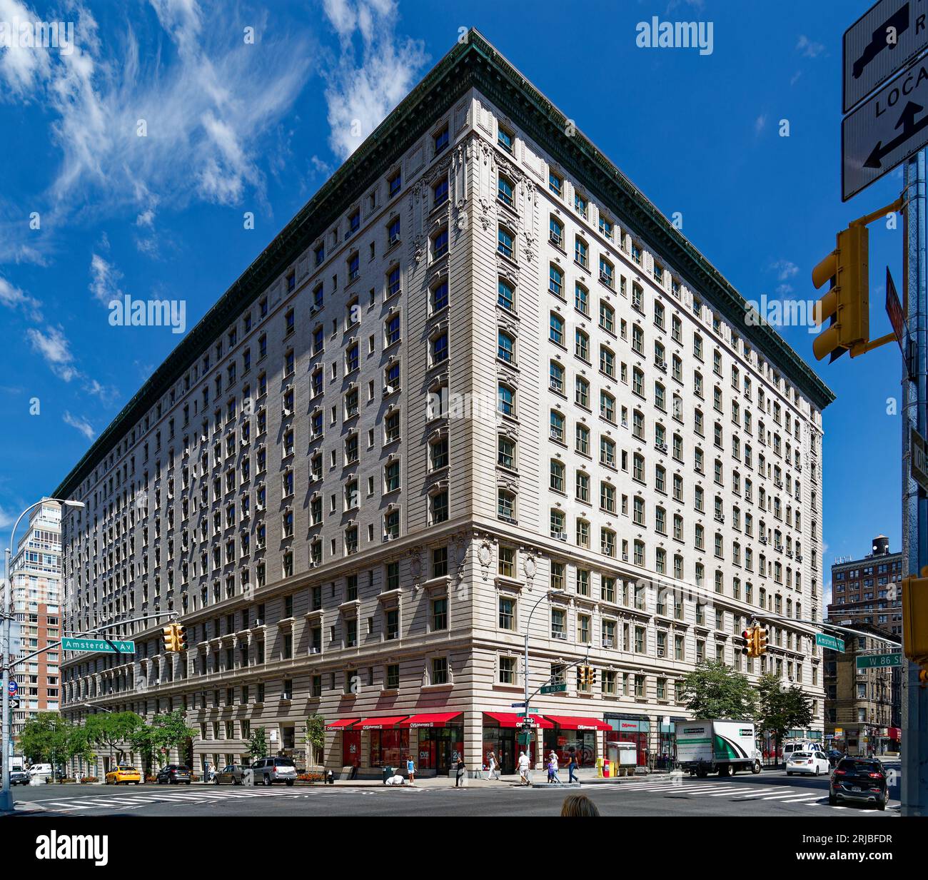 Upper West Side: New York City Wahrzeichen das Renaissance-Design der Belnord Apartments verfügt über einen kunstvollen Bogeneingang und einen begrünten Innenhof mit Springbrunnen. Stockfoto