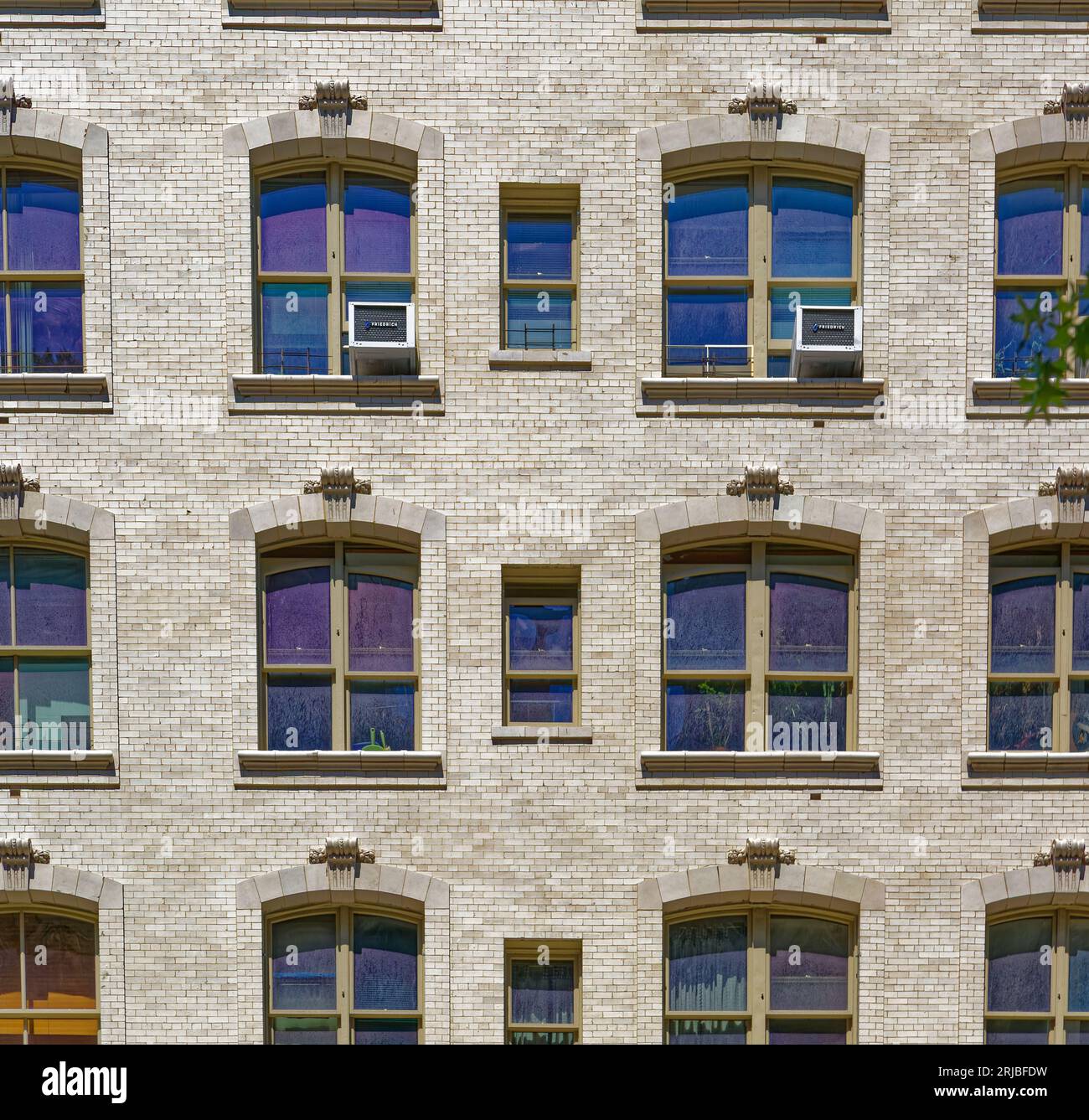 Upper West Side: New York City Wahrzeichen das Renaissance-Design der Belnord Apartments verfügt über einen kunstvollen Bogeneingang und einen begrünten Innenhof mit Springbrunnen. Stockfoto