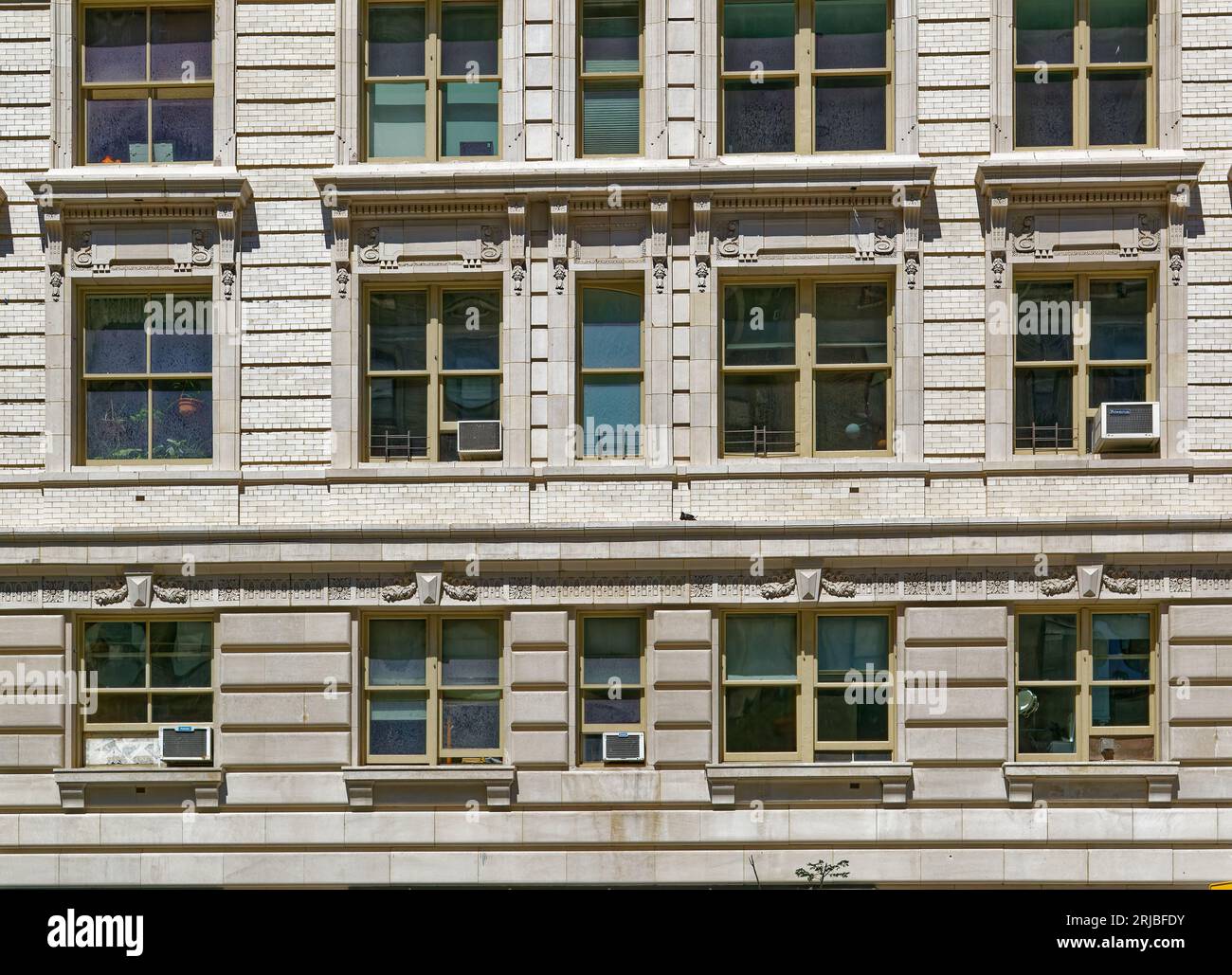 Upper West Side: New York City Wahrzeichen das Renaissance-Design der Belnord Apartments verfügt über einen kunstvollen Bogeneingang und einen begrünten Innenhof mit Springbrunnen. Stockfoto