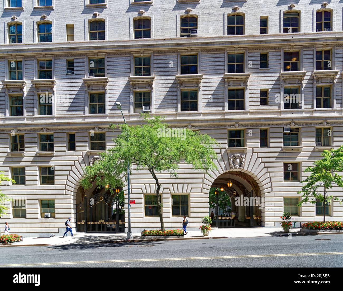 Upper West Side: New York City Wahrzeichen das Renaissance-Design der Belnord Apartments verfügt über einen kunstvollen Bogeneingang und einen begrünten Innenhof mit Springbrunnen. Stockfoto