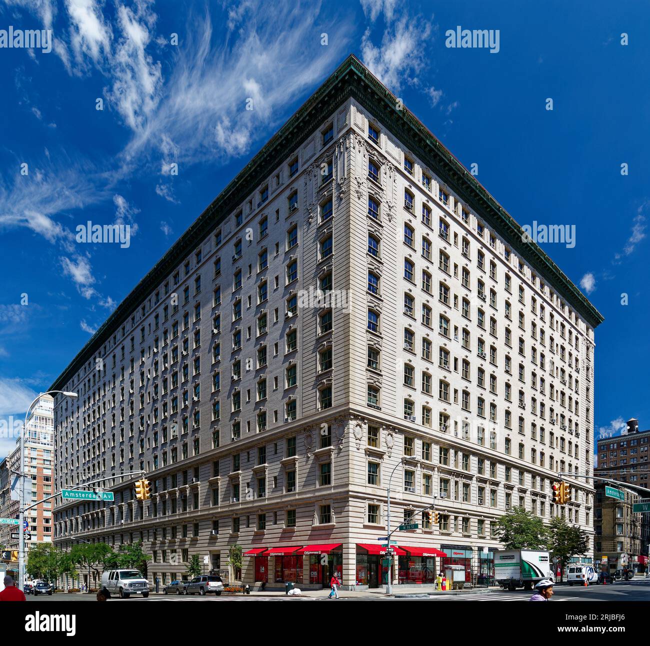 Upper West Side: New York City Wahrzeichen das Renaissance-Design der Belnord Apartments verfügt über einen kunstvollen Bogeneingang und einen begrünten Innenhof mit Springbrunnen. Stockfoto
