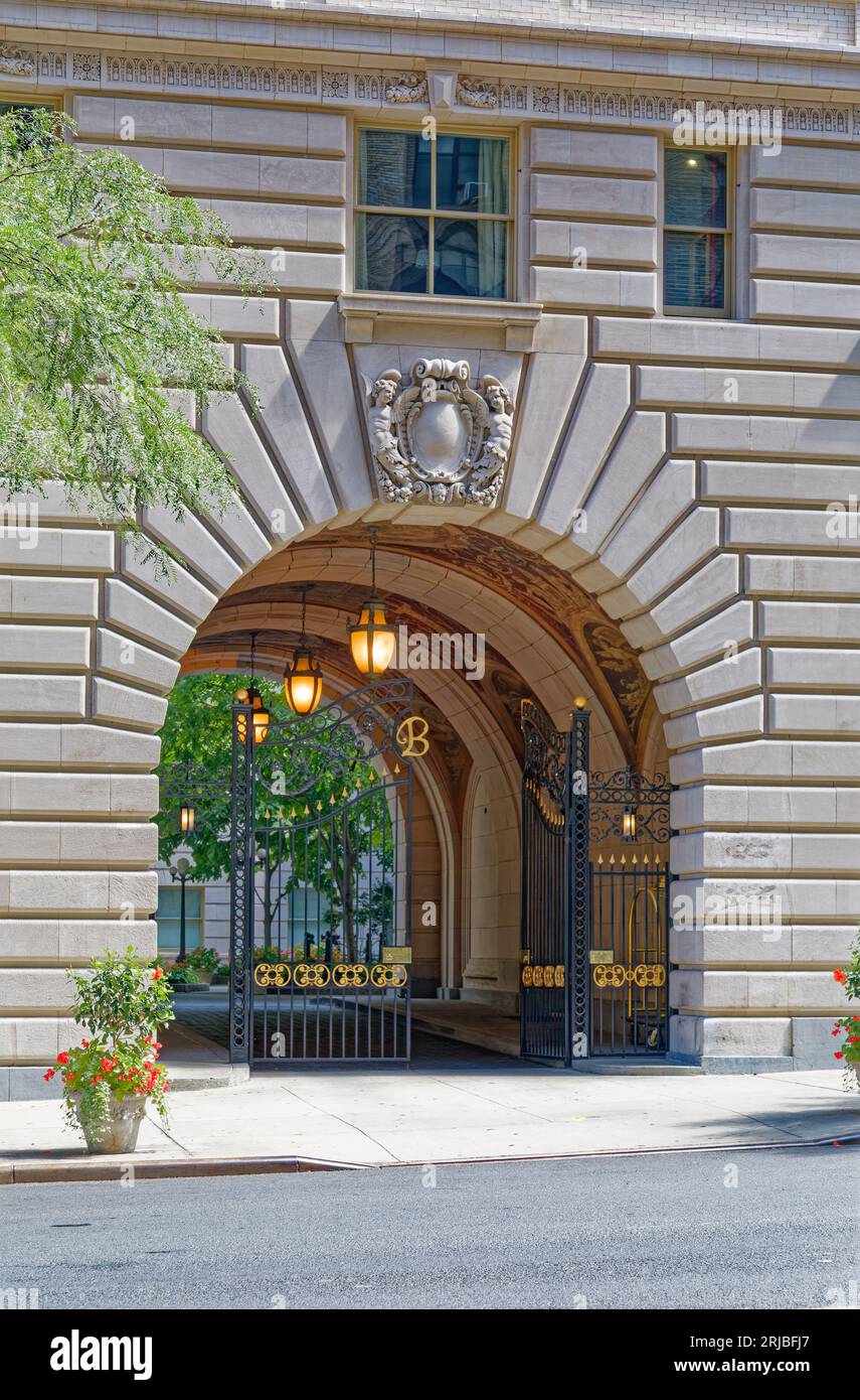 Upper West Side: New York City Wahrzeichen das Renaissance-Design der Belnord Apartments verfügt über einen kunstvollen Bogeneingang und einen begrünten Innenhof mit Springbrunnen. Stockfoto