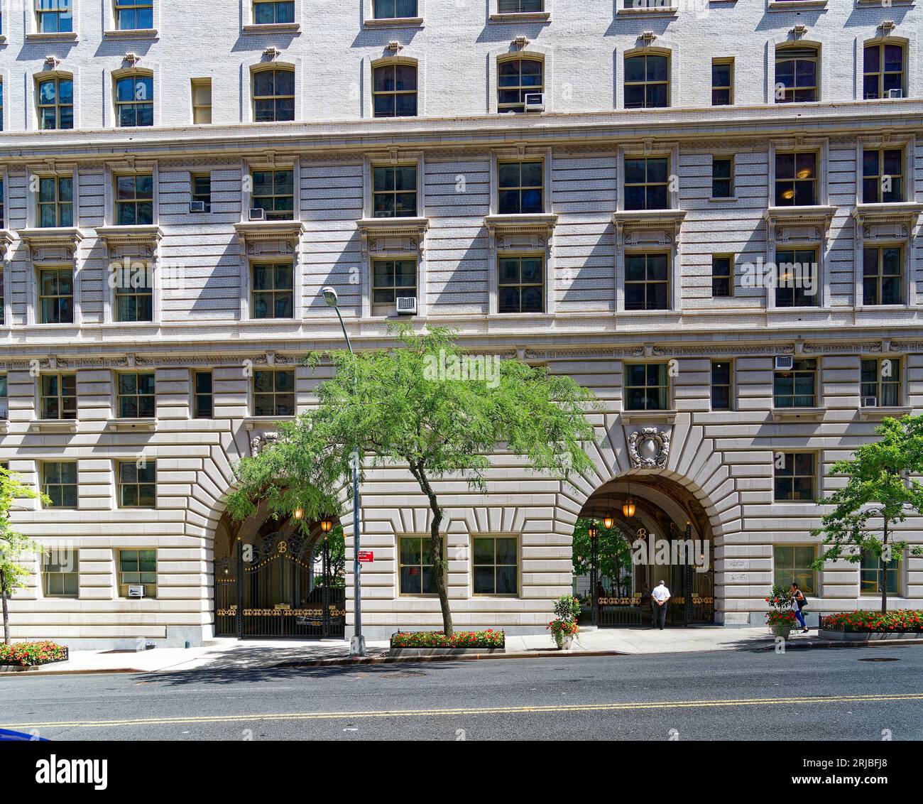 Upper West Side: New York City Wahrzeichen das Renaissance-Design der Belnord Apartments verfügt über einen kunstvollen Bogeneingang und einen begrünten Innenhof mit Springbrunnen. Stockfoto