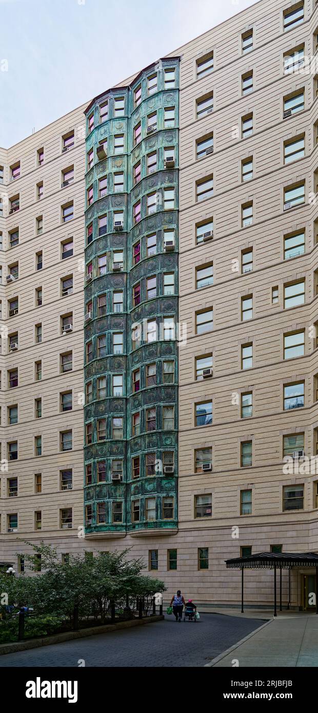 Upper West Side: New York City Wahrzeichen das Renaissance-Design der Belnord Apartments verfügt über einen kunstvollen Bogeneingang und einen begrünten Innenhof mit Springbrunnen. Stockfoto