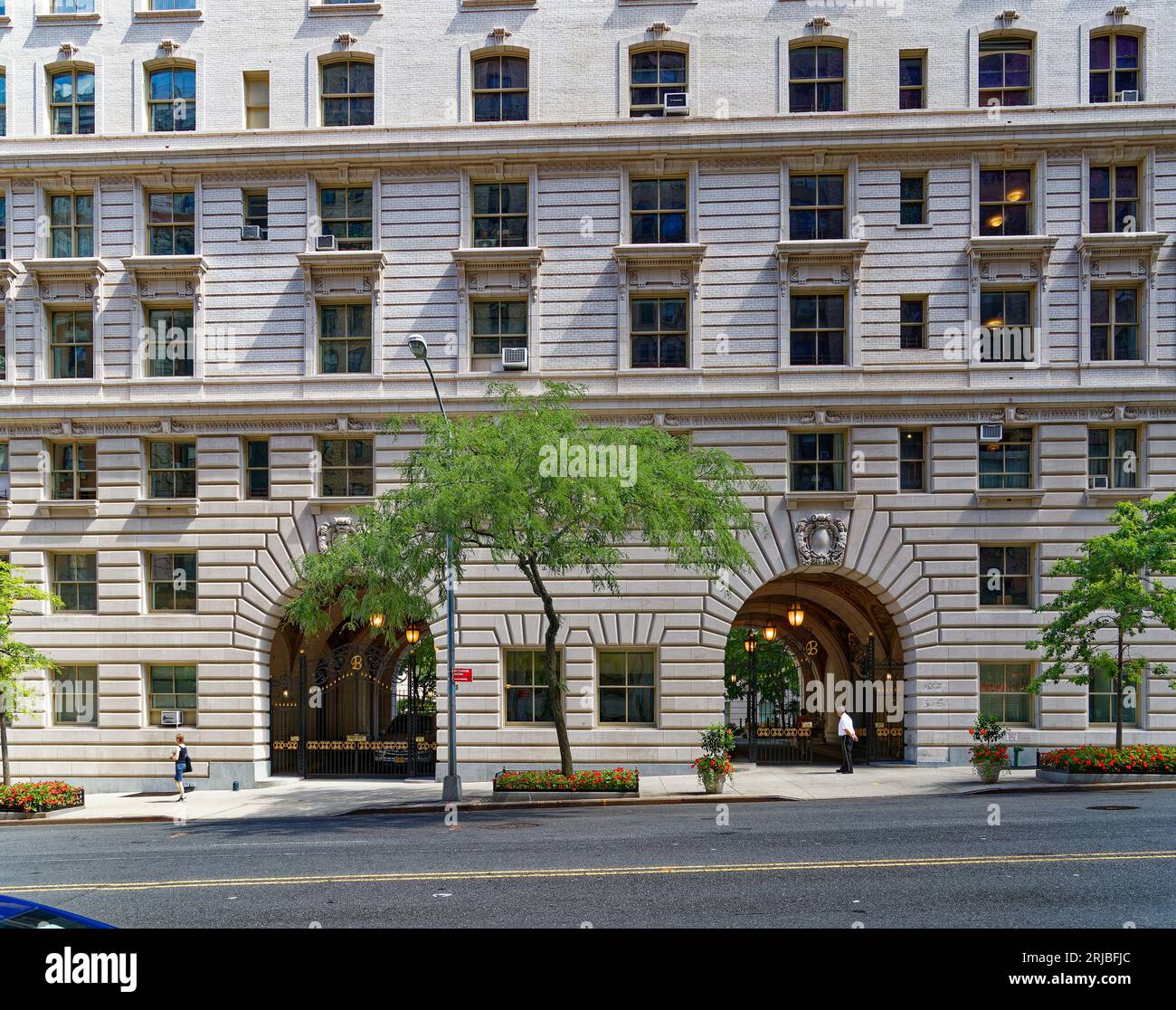 Upper West Side: New York City Wahrzeichen das Renaissance-Design der Belnord Apartments verfügt über einen kunstvollen Bogeneingang und einen begrünten Innenhof mit Springbrunnen. Stockfoto