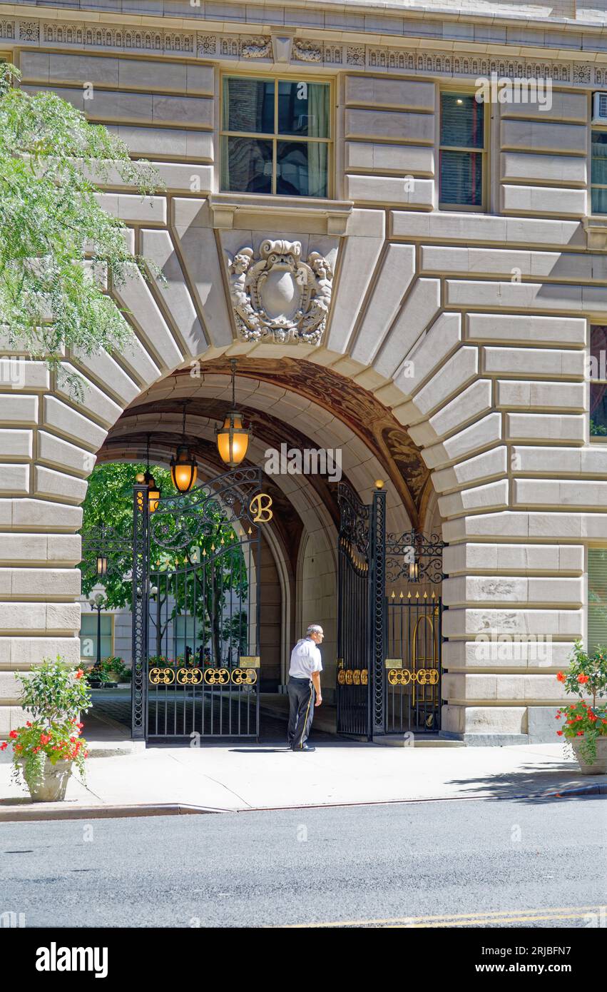 Upper West Side: New York City Wahrzeichen das Renaissance-Design der Belnord Apartments verfügt über einen kunstvollen Bogeneingang und einen begrünten Innenhof mit Springbrunnen. Stockfoto