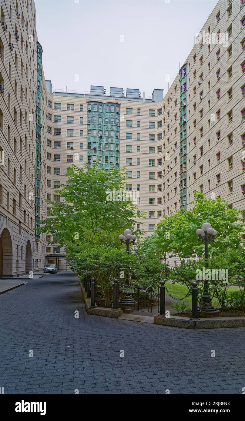 Upper West Side: New York City Wahrzeichen das Renaissance-Design der Belnord Apartments verfügt über einen kunstvollen Bogeneingang und einen begrünten Innenhof mit Springbrunnen. Stockfoto