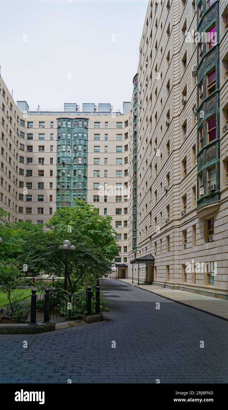 Upper West Side: New York City Wahrzeichen das Renaissance-Design der Belnord Apartments verfügt über einen kunstvollen Bogeneingang und einen begrünten Innenhof mit Springbrunnen. Stockfoto