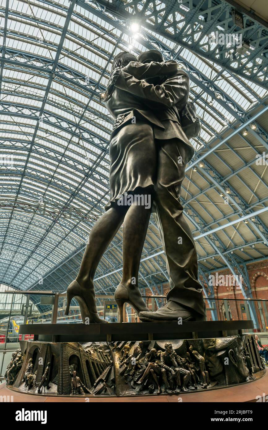 Die neun Meter hohe Bronzestatue, der „Treffpunkt“ des berühmten Bildhauers Paul Day, wird gemeinhin als die Lovers Statue bezeichnet. Sie finden sie auf der Stockfoto