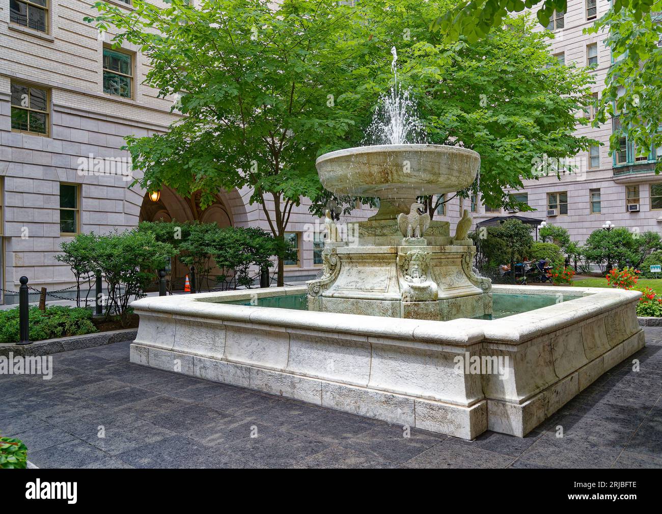 Upper West Side: New York City Wahrzeichen das Renaissance-Design der Belnord Apartments verfügt über einen kunstvollen Bogeneingang und einen begrünten Innenhof mit Springbrunnen. Stockfoto