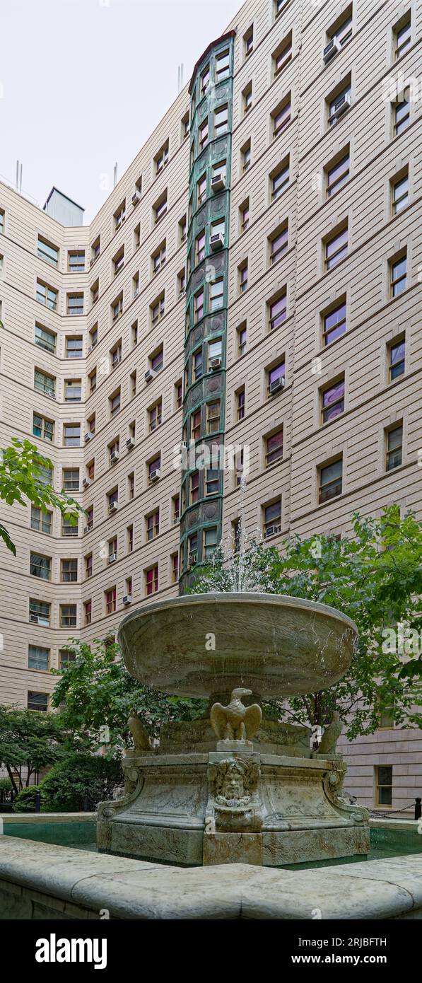 Upper West Side: New York City Wahrzeichen das Renaissance-Design der Belnord Apartments verfügt über einen kunstvollen Bogeneingang und einen begrünten Innenhof mit Springbrunnen. Stockfoto
