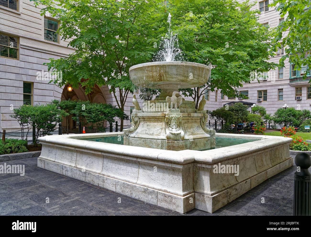 Upper West Side: New York City Wahrzeichen das Renaissance-Design der Belnord Apartments verfügt über einen kunstvollen Bogeneingang und einen begrünten Innenhof mit Springbrunnen. Stockfoto