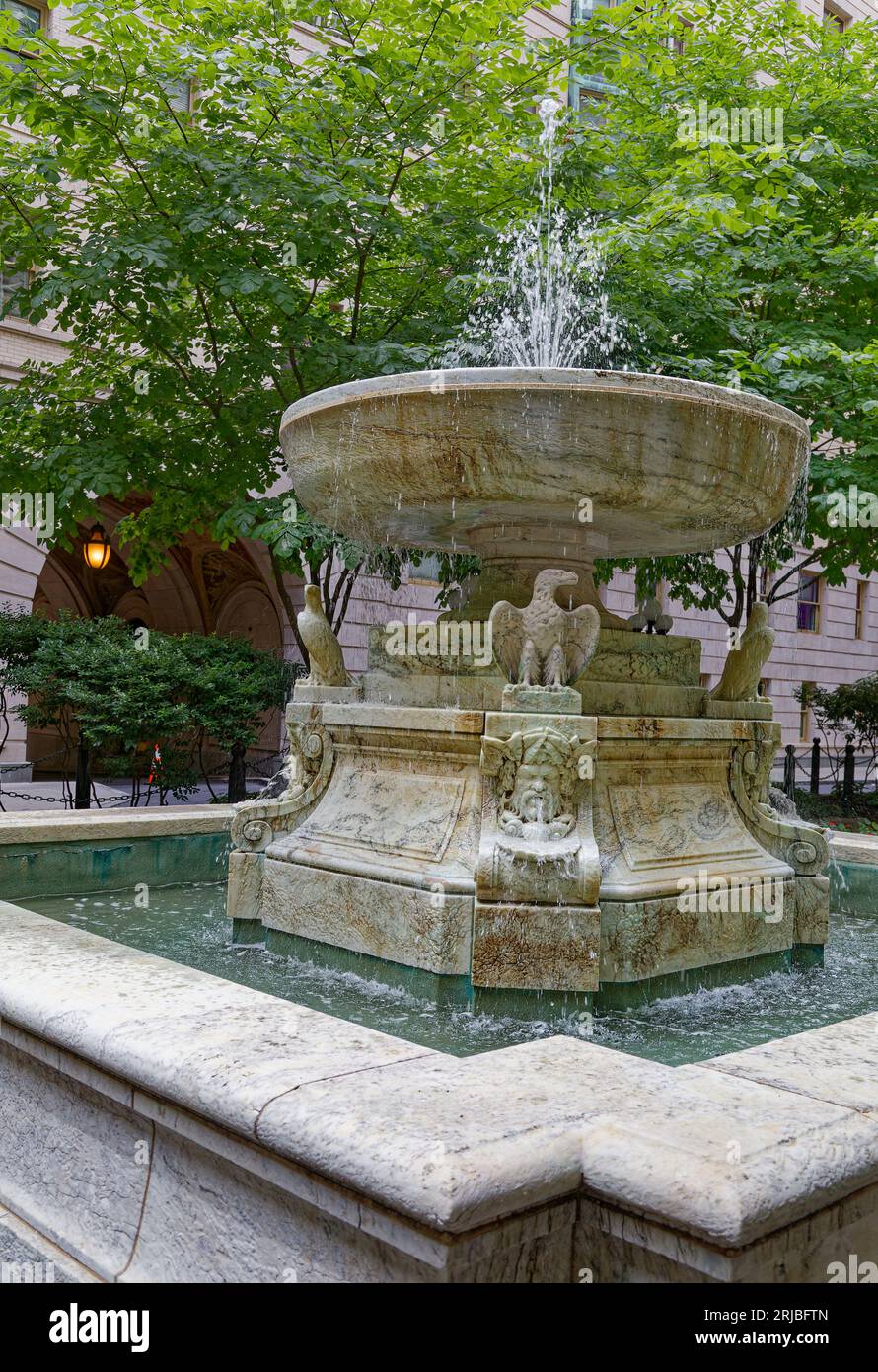 Upper West Side: New York City Wahrzeichen das Renaissance-Design der Belnord Apartments verfügt über einen kunstvollen Bogeneingang und einen begrünten Innenhof mit Springbrunnen. Stockfoto