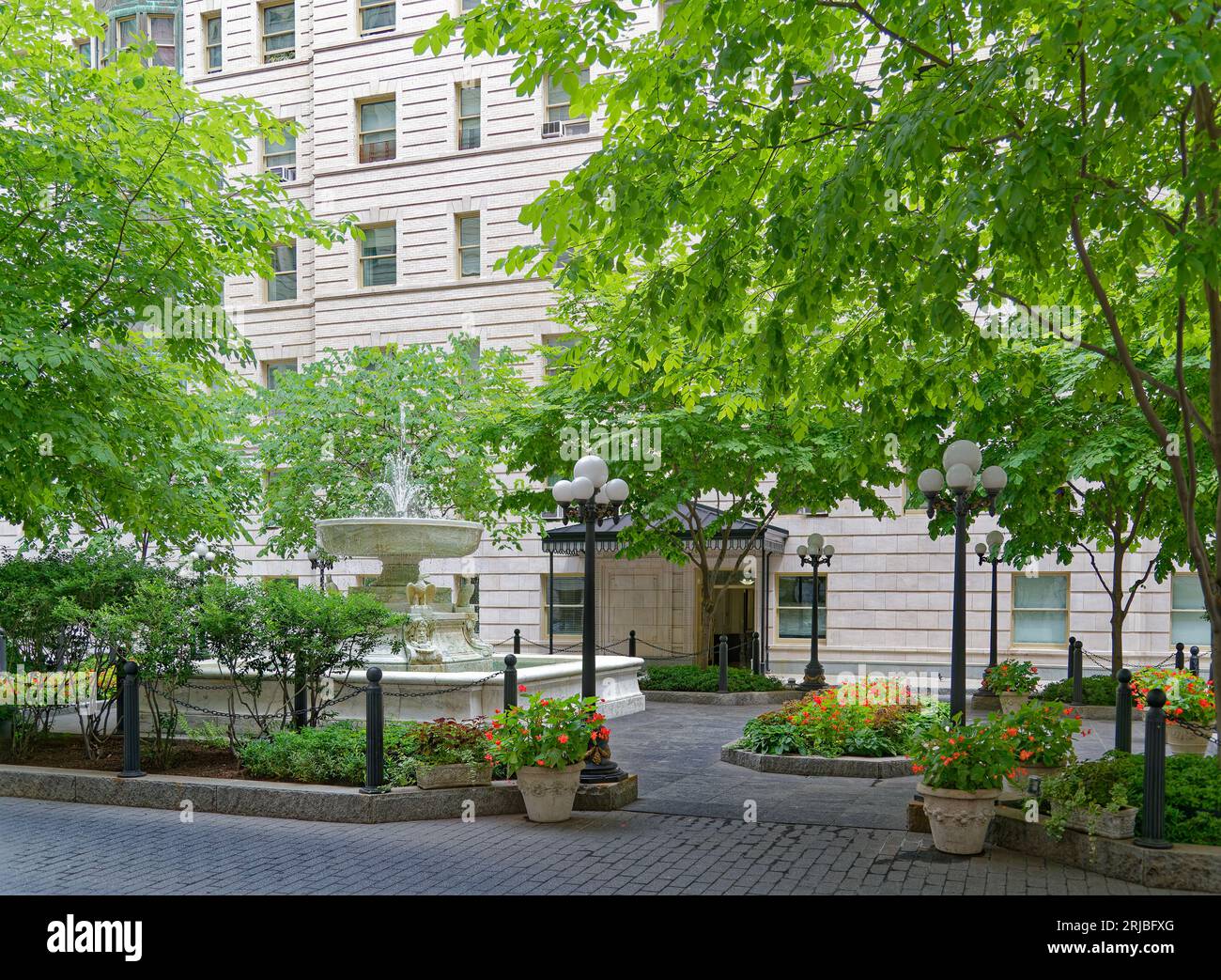 Upper West Side: New York City Wahrzeichen das Renaissance-Design der Belnord Apartments verfügt über einen kunstvollen Bogeneingang und einen begrünten Innenhof mit Springbrunnen. Stockfoto