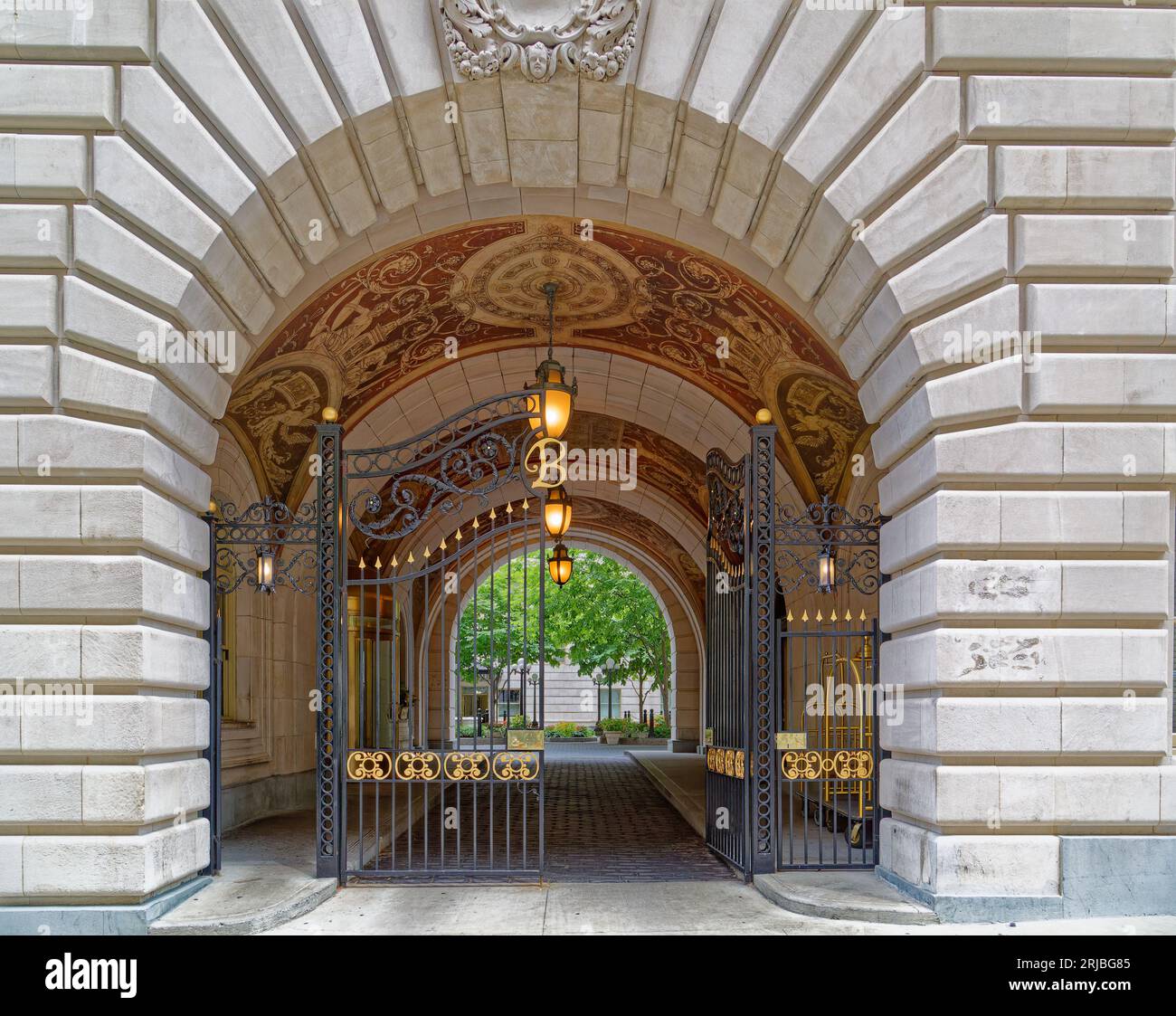 Upper West Side: New York City Wahrzeichen das Renaissance-Design der Belnord Apartments verfügt über einen kunstvollen Bogeneingang und einen begrünten Innenhof mit Springbrunnen. Stockfoto