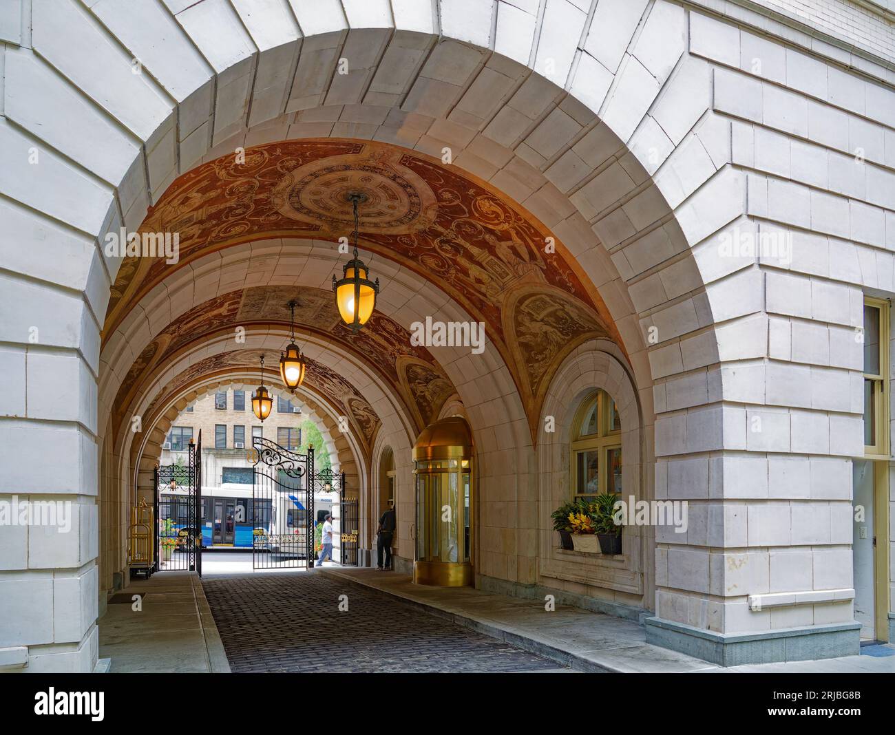 Upper West Side: New York City Wahrzeichen das Renaissance-Design der Belnord Apartments verfügt über einen kunstvollen Bogeneingang und einen begrünten Innenhof mit Springbrunnen. Stockfoto