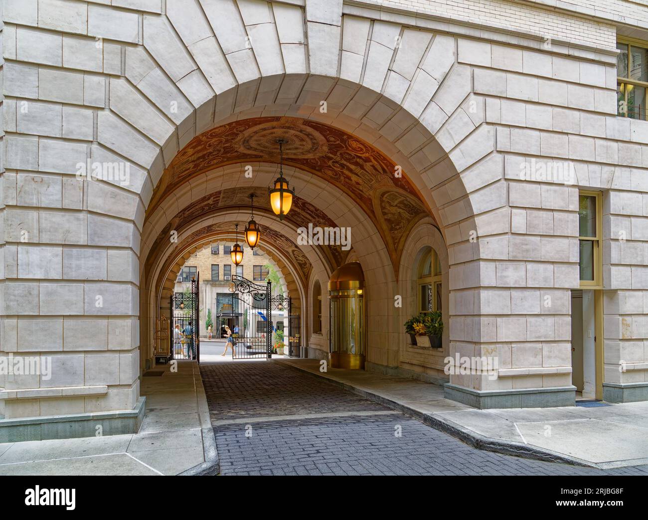 Upper West Side: New York City Wahrzeichen das Renaissance-Design der Belnord Apartments verfügt über einen kunstvollen Bogeneingang und einen begrünten Innenhof mit Springbrunnen. Stockfoto