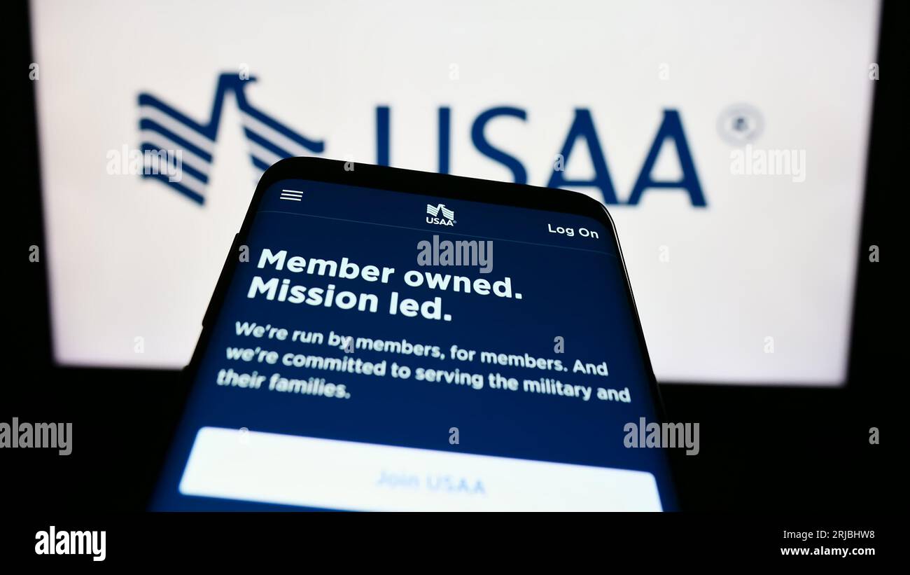 Smartphone mit Website der United Services Automobile Association (USAA) auf dem Bildschirm vor dem Firmenlogo. Konzentrieren Sie sich auf die obere linke Ecke des Telefondisplays. Stockfoto