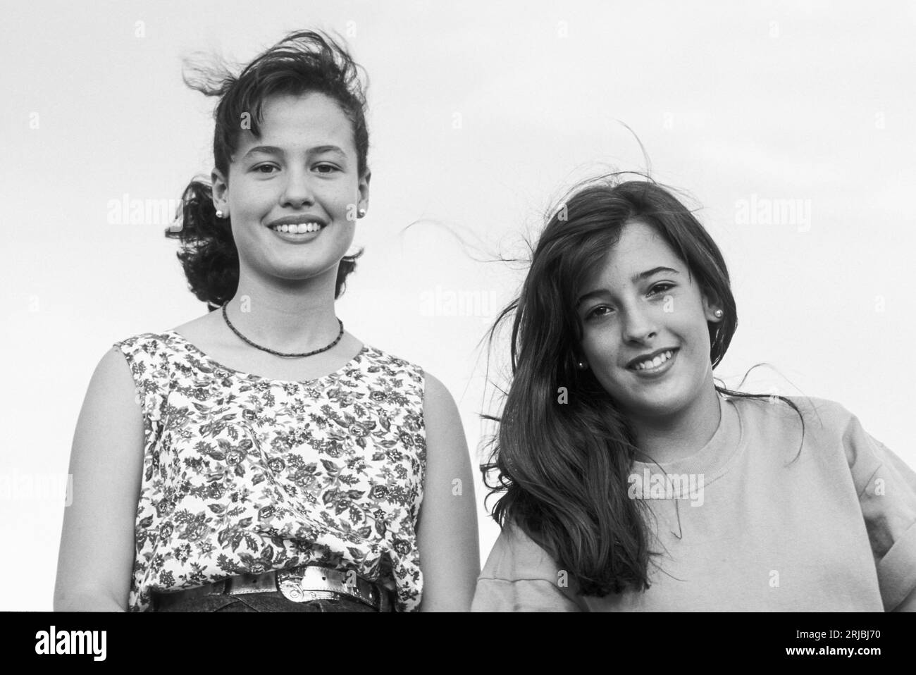 Porträt zweier junger Frauen im freien Stockfoto
