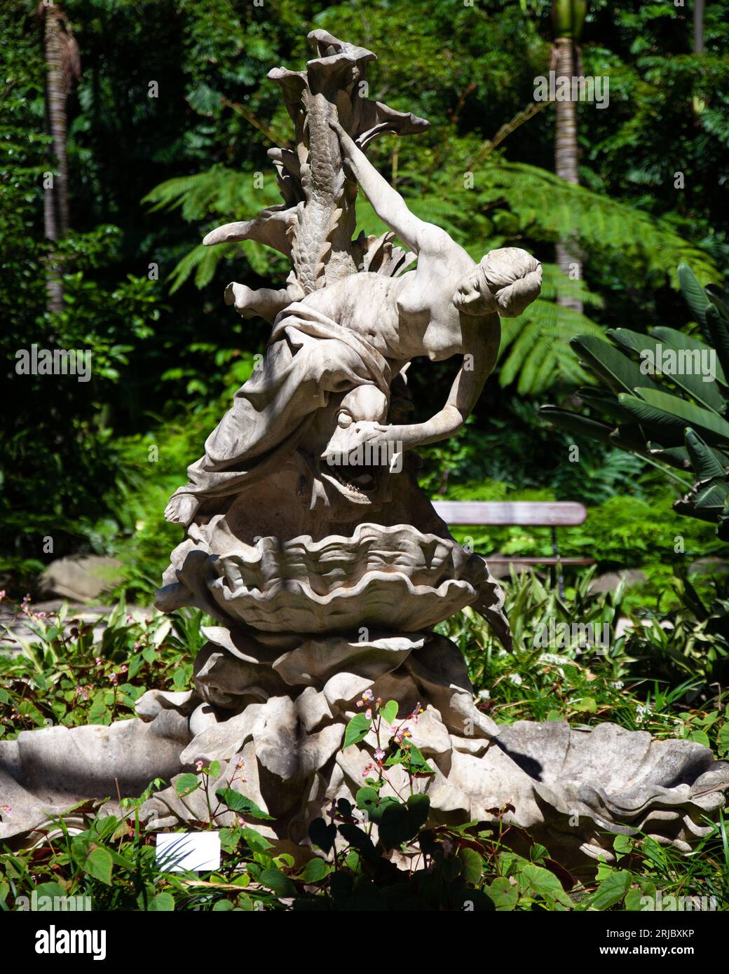 Lissabon, Portugal, 30. Juli 2023: Statue im Gewächshaus Estufa Fria, Gärten im Eduardo VII Park Stockfoto