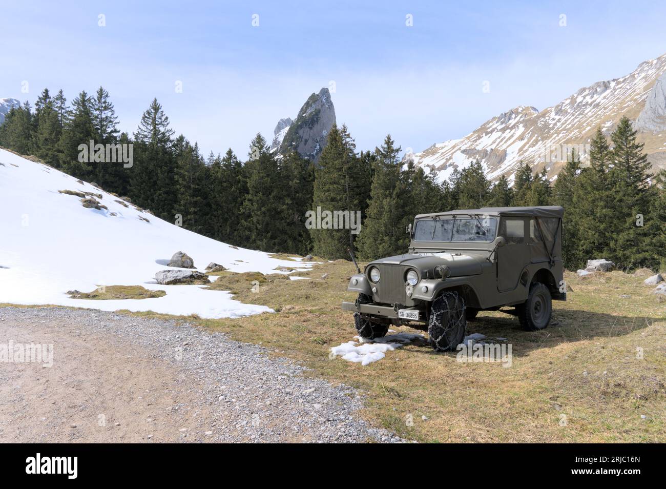 Altes Militärauto auf Wanderung zur Saxerlücke. Stockfoto