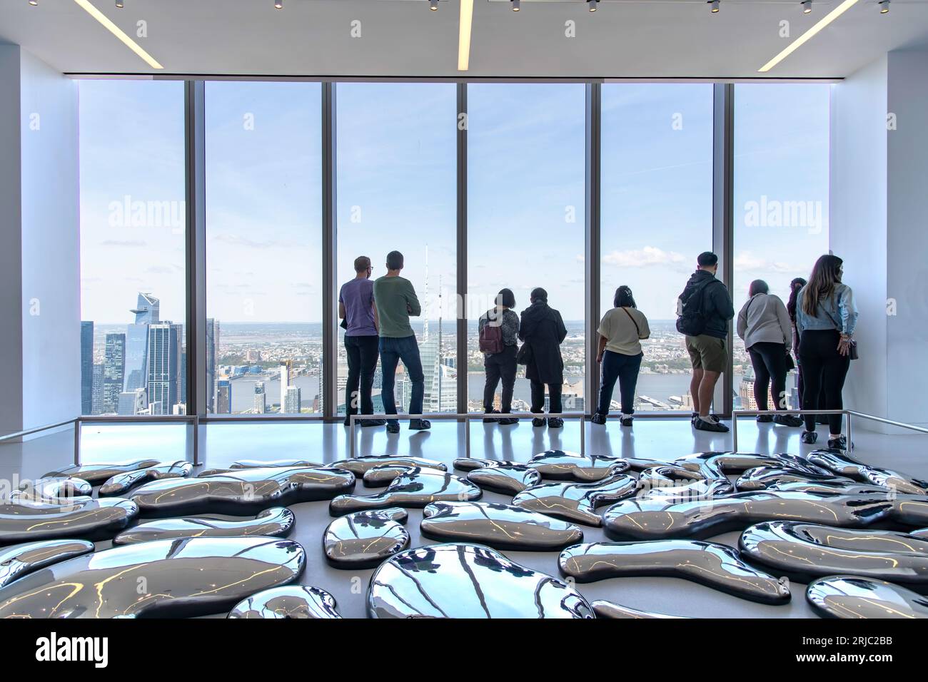 New York City, NY, USA-Mai 2022; Innenansicht der Menschen vor dem Fenster des Ausstellungsraums mit Kunstinstallation von Summit One Vanderbilt mit Vie Stockfoto