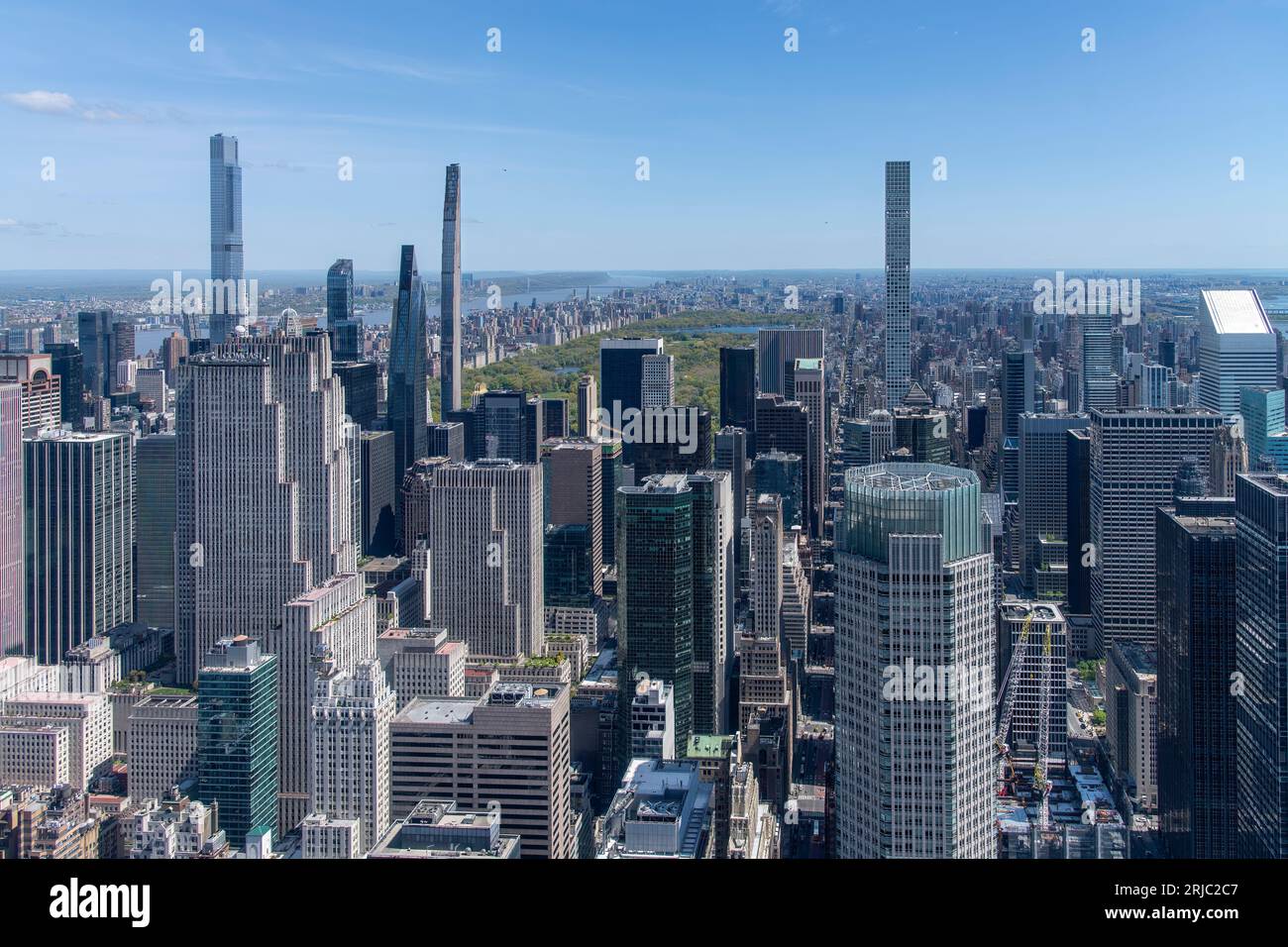 New York City, NY, USA-Juni 2022: Luftaufnahme von Wolkenkratzern des South Central Park und Midtown mit im Hintergrund Central Park und Hudson River Stockfoto