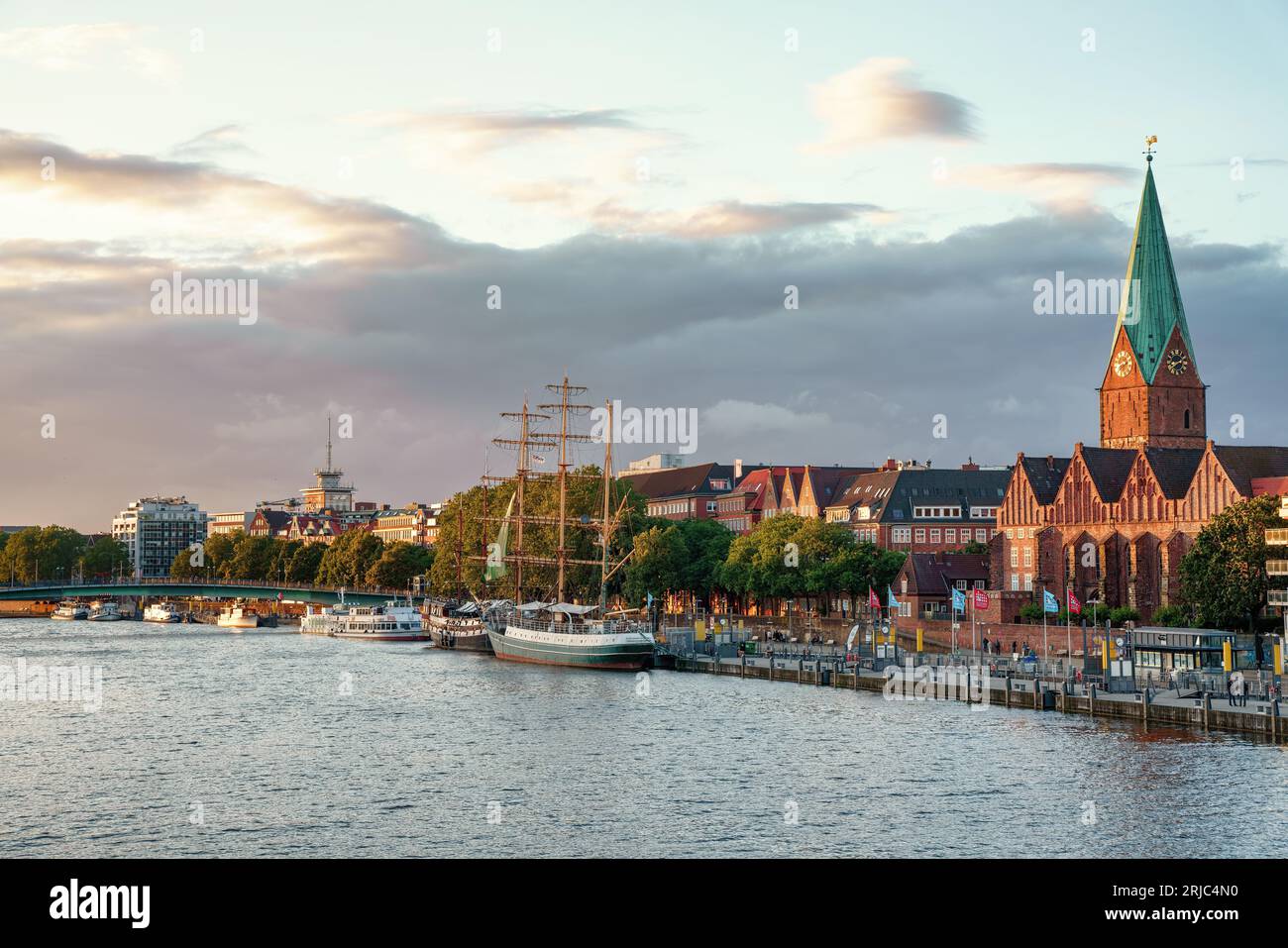 Bremen, Deutschland. Hansestadt an der Weser. Stadtpanorama bei goldenem Sonnenuntergang. Stockfoto