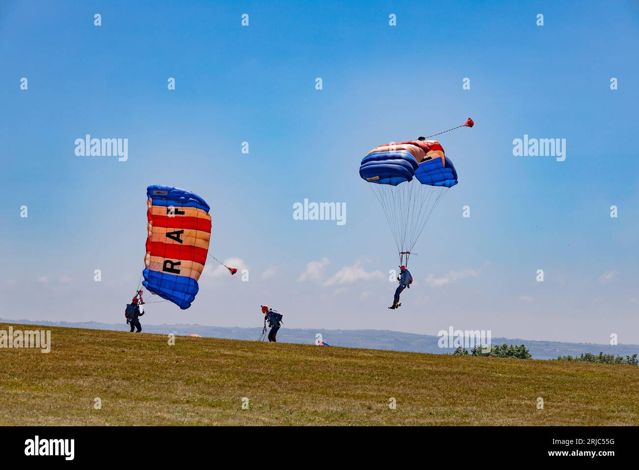 Tag Der Bewaffneten Streitkräfte, Pendennis Castle, Falmouth. Die Roten Falken der RAF landen und begrüßen ihren kommandierenden Offizier. Stockfoto