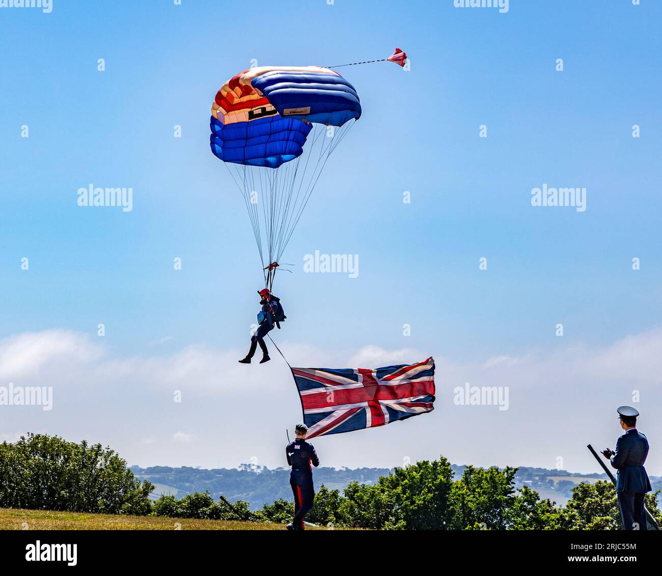 Tag Der Bewaffneten Streitkräfte, Pendennis Castle, Falmouth. Die Roten Falken der RAF landen und begrüßen ihren kommandierenden Offizier. Stockfoto