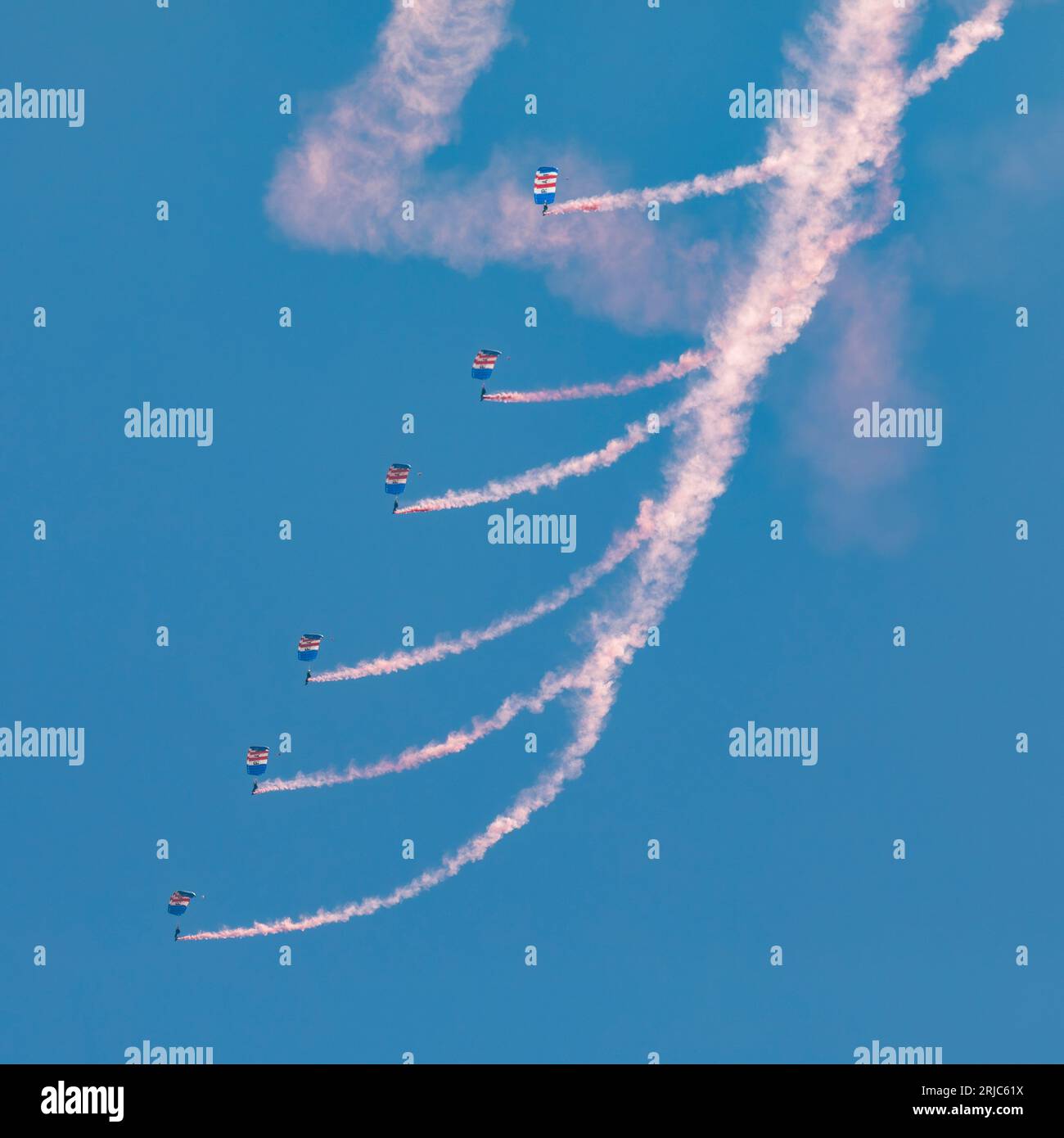 Tag Der Bewaffneten Streitkräfte, Pendennis Castle, Falmouth... RAF-Fallschirmspringer, Rote Falken, erstellen Muster am Himmel Stockfoto