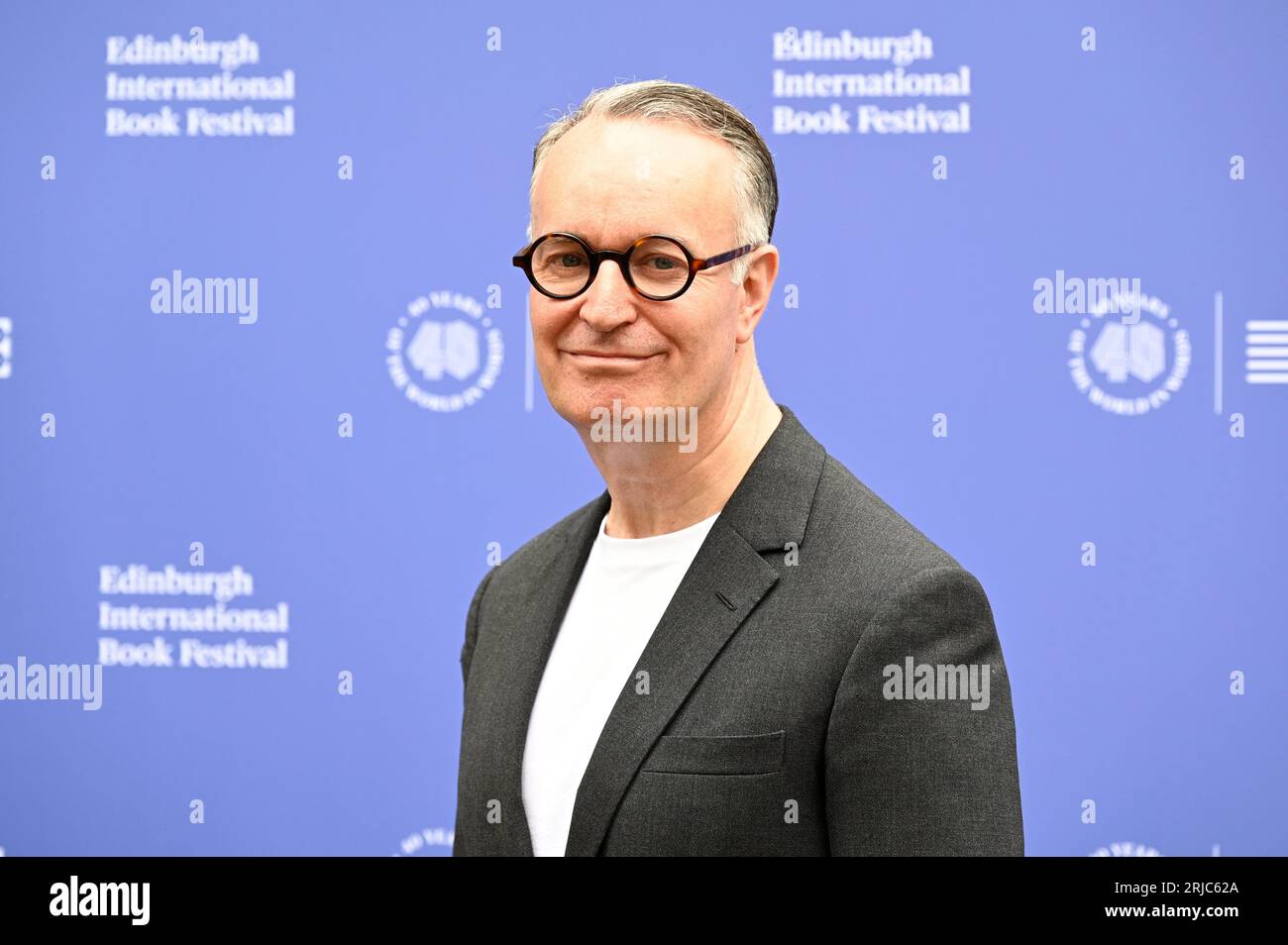 Edinburgh, Schottland, Großbritannien. August 2023. Edinburgh International Book Festival 40. Jahrestag: Schottischer Autor und dreifacher Booker-Preisträger Andrew O’Hagan beim offiziellen Fotocall. Credit Craig Brown/Alamy Live News Stockfoto