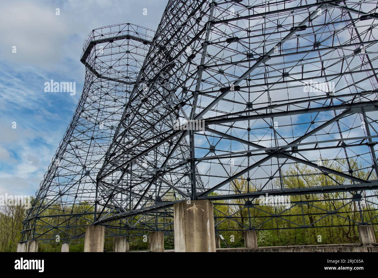 Geringer Winkel des Gerüsts von zwei Kühltürmen im Kohlebergwerk Zollverein und UNESCO-Weltkulturerbe in Essen Stockfoto